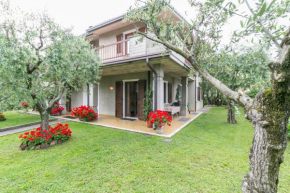 Casa Mary due - trilocale con giardino privato a due passi dal lago